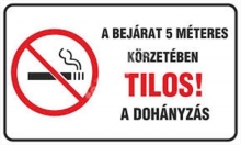 MULTIBRAND információs matrica, 4 nyelven, A bejárat 5 méteres körzetében tilos a dohányzás